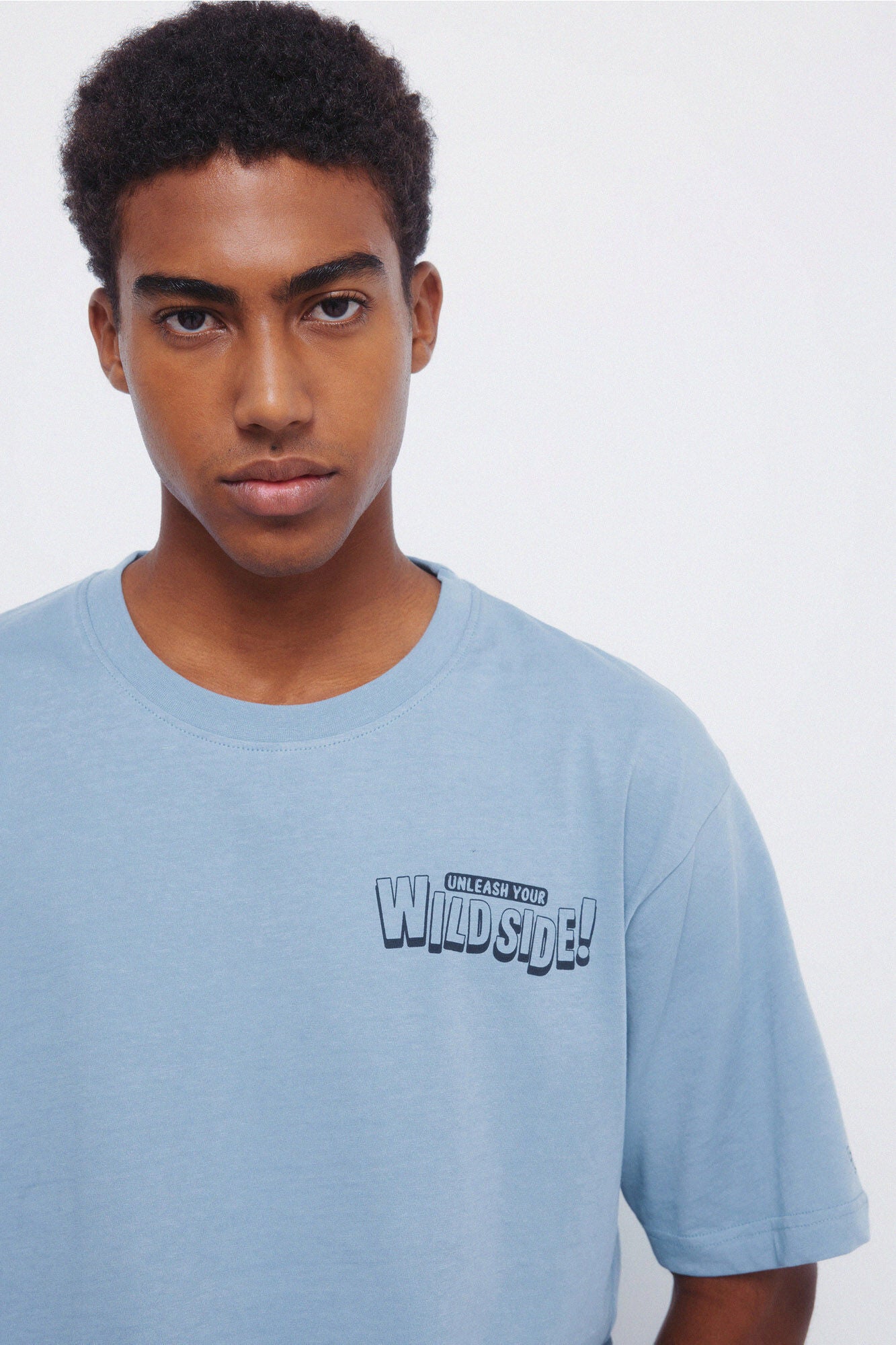 تيشيرت رجالي من البوليستر والسباندكس | تنفس ومريح | ياقة دائرية | طباعة بخطوط زرقاء، بيضاء وأحمر | ملابس صيفية كاجوال | مثالي للرياضة والأنشطة الترفيهية، ملابس كاجوال صيفية | تيشيرت برقبة دائرية | ملمس ناعم